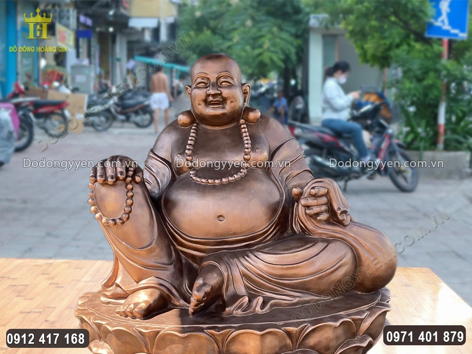 Ng&agrave;i được đ&uacute;c theo d&aacute;ng ngồi đ&agrave;i sen v&ocirc; c&ugrave;ng uy nghi&ecirc;m